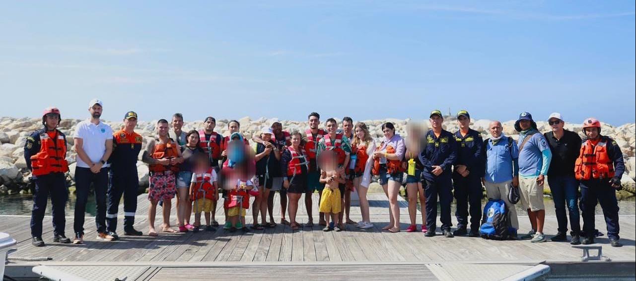 Turistas y tripulación de la embarcación que se volteó en área del Parque Tayrona, con personal de la Armada