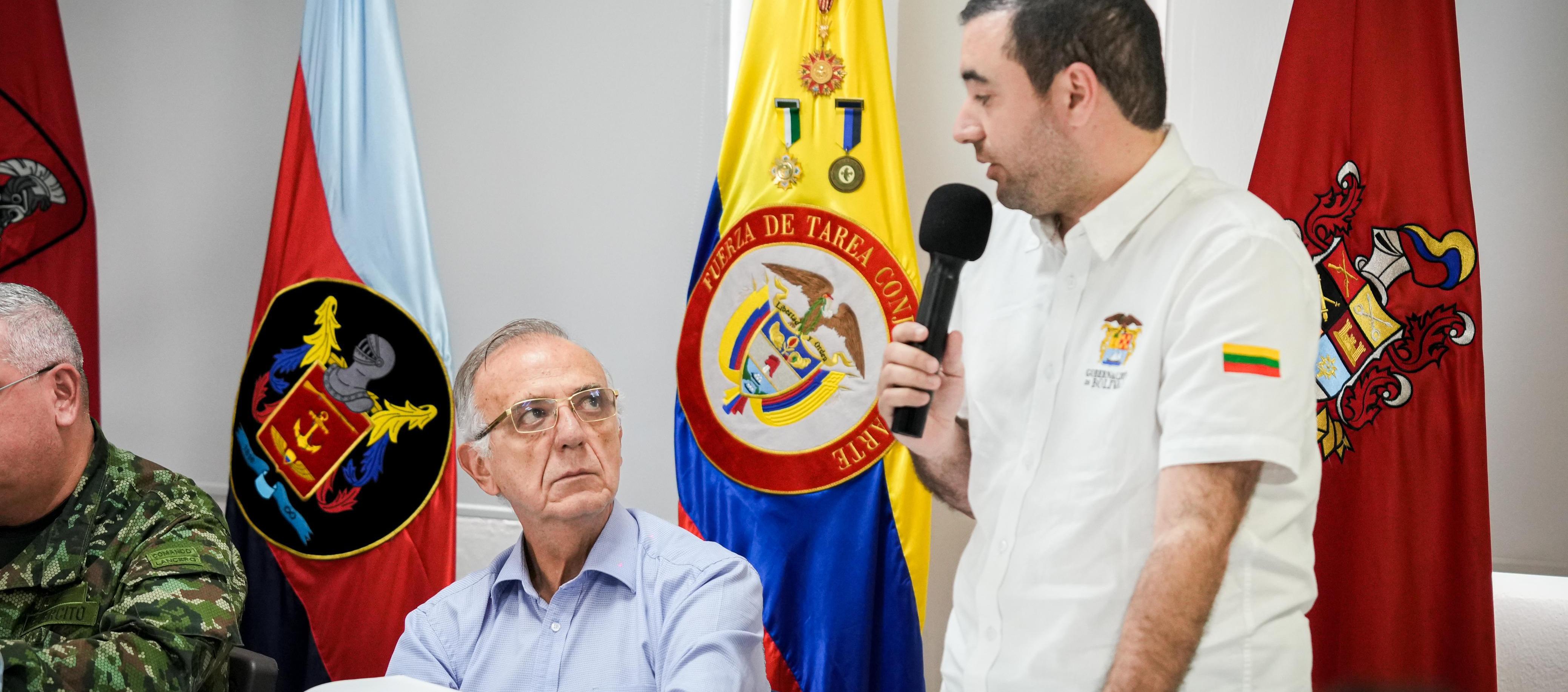 El Ministro de Defensa, Iván Velásquez, escucha al gobernador de Bolívar, Yamil Arana