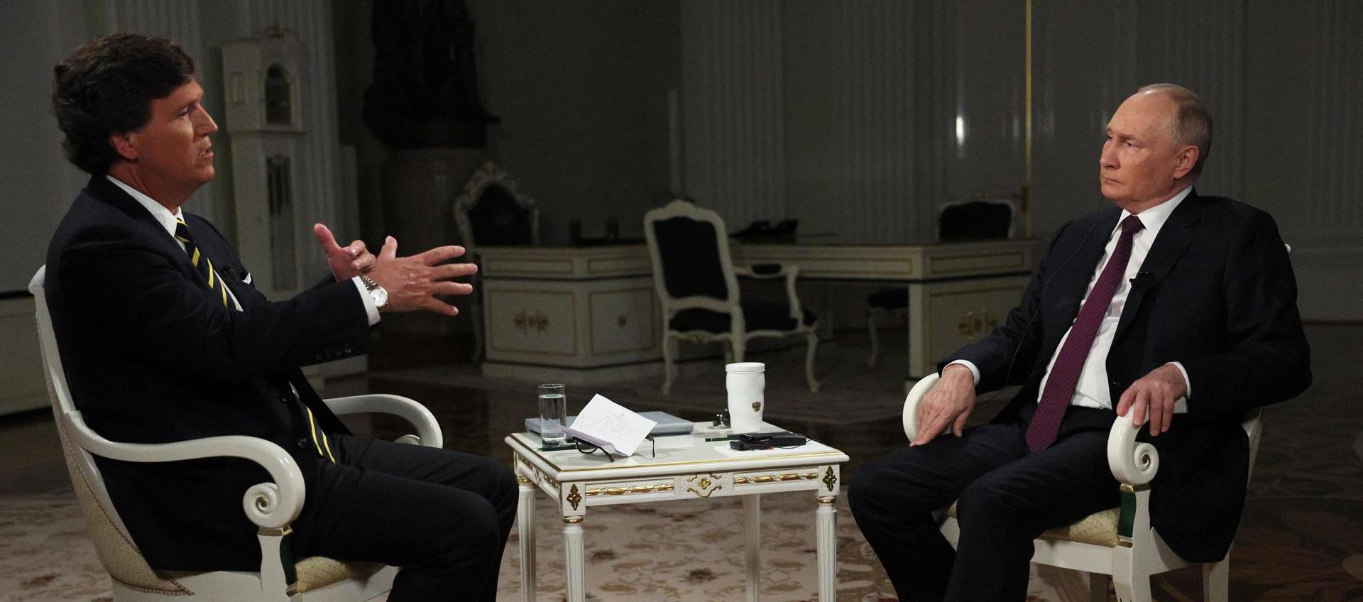 El presidente ruso, Vladimir Putin, asiste a una entrevista con el periodista estadounidense Tucker Carlson en el Kremlin de Moscú. 