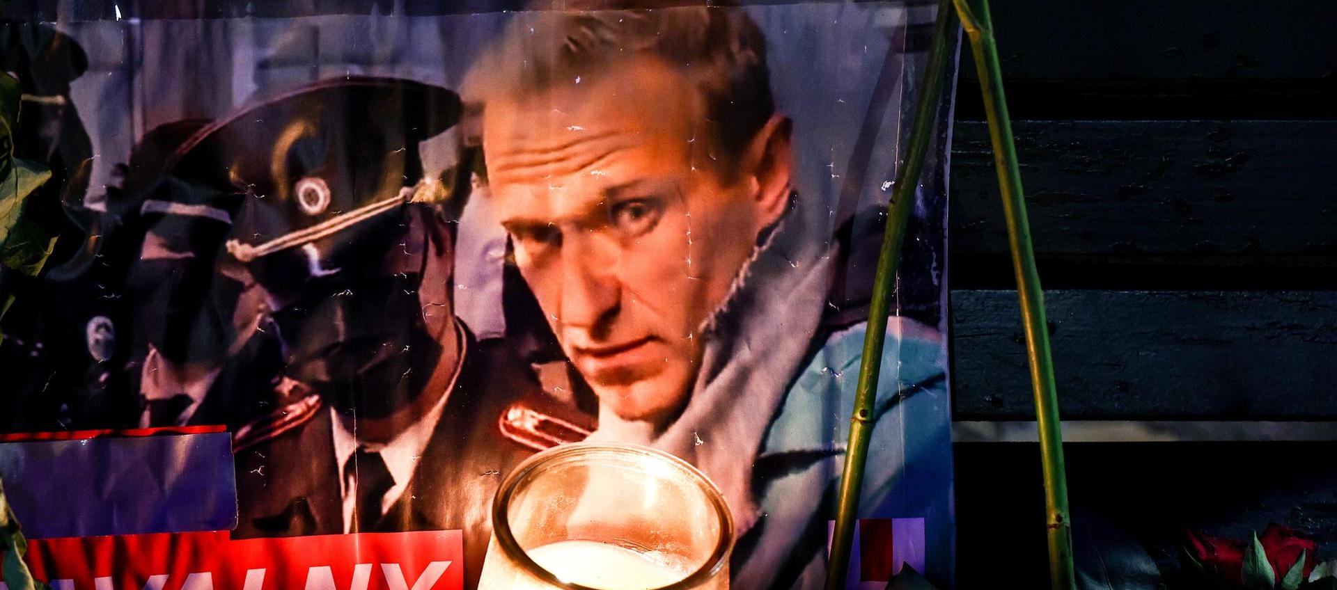 Un retrato del fallecido líder de la oposición rusa Alexei Navalny
