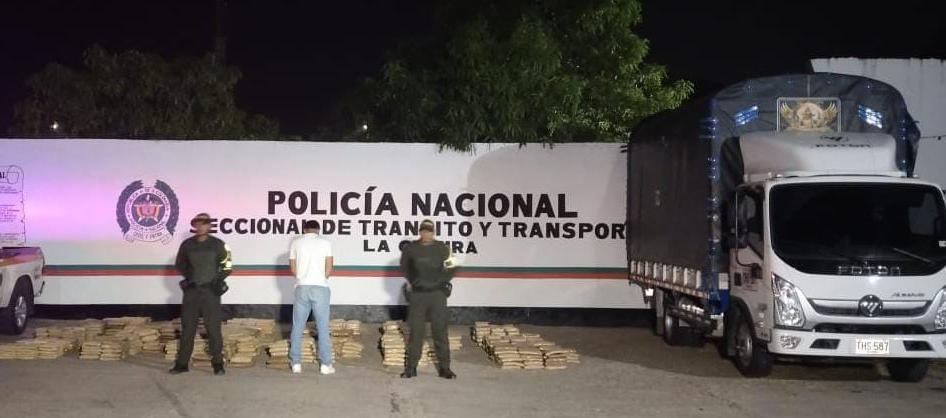 Capturado y marihuana incautada en vía Riohacha – Santa Marta.