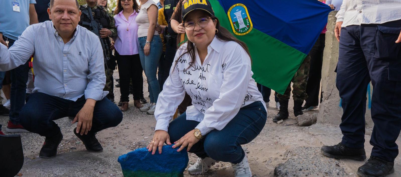 La alcaldesa Alcira Sandoval puso la primera piedra para la reconstrucción de la calle 30 a la altura de Tauro