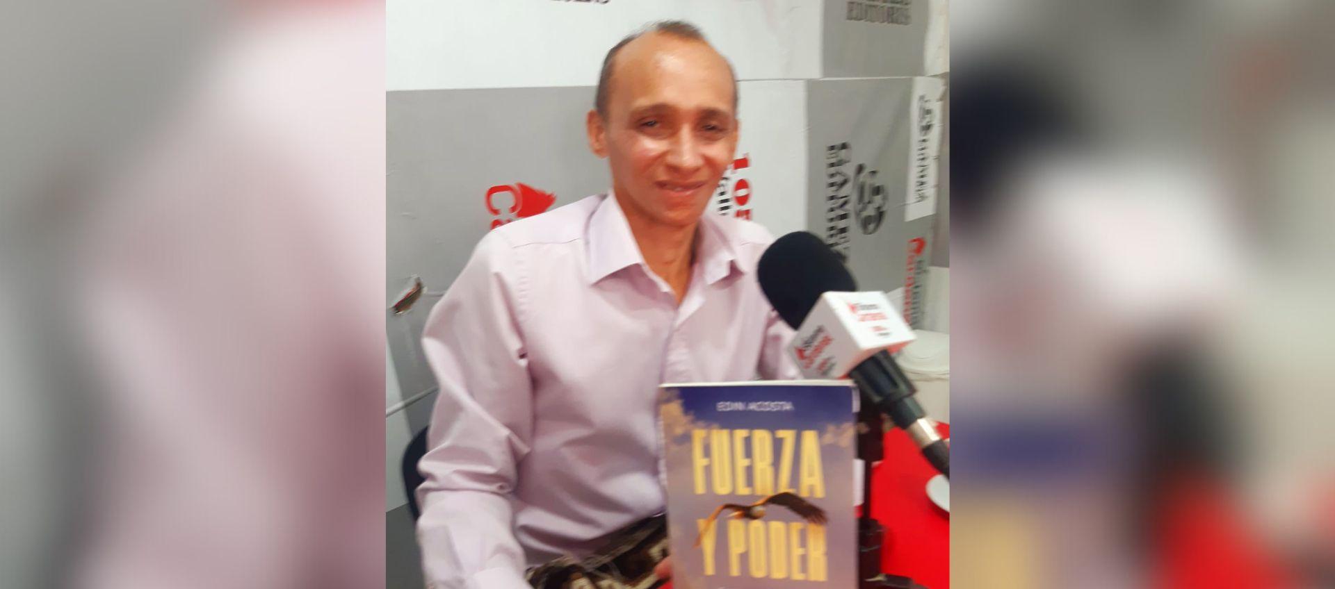 Edin Acosta con su libro 'Fuerza y poder'.