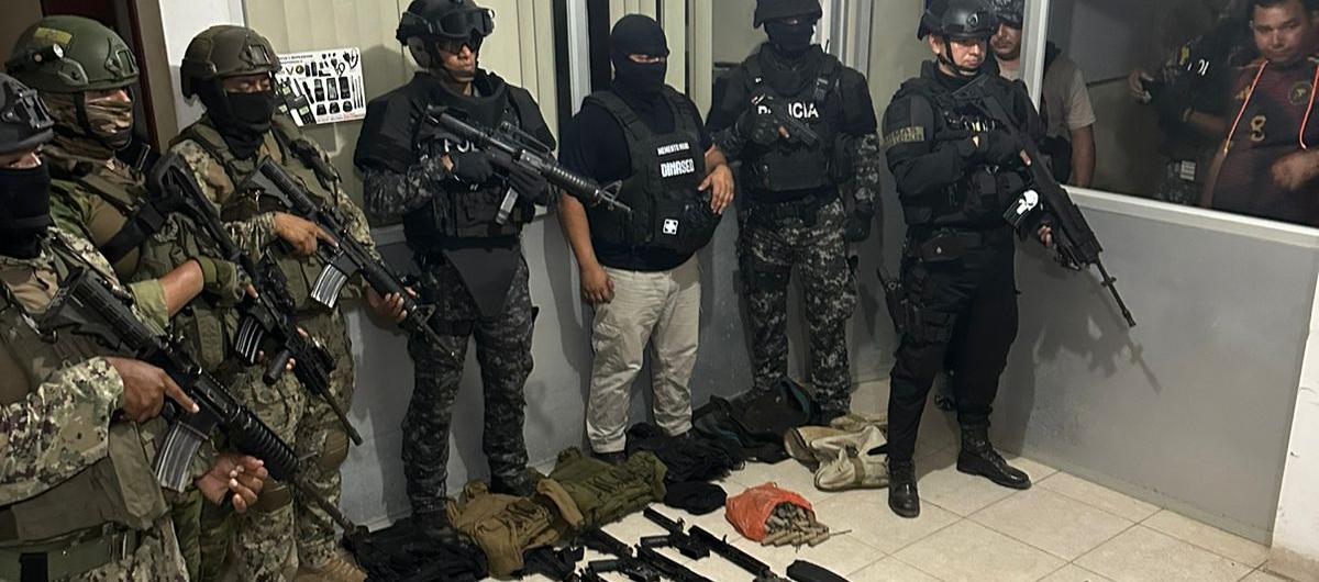 Las armas halladas en un inmueble por mascacre en Ecuador