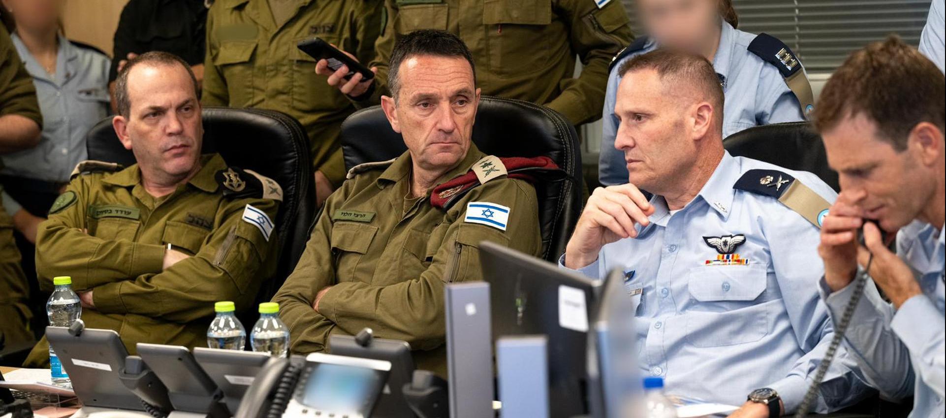 El jefe del Estado Mayor del Ejército de Israel, Herzi Halevi (2i), y el mayor general de las Fuerzas Aéreas de Israel, Tomer Bar