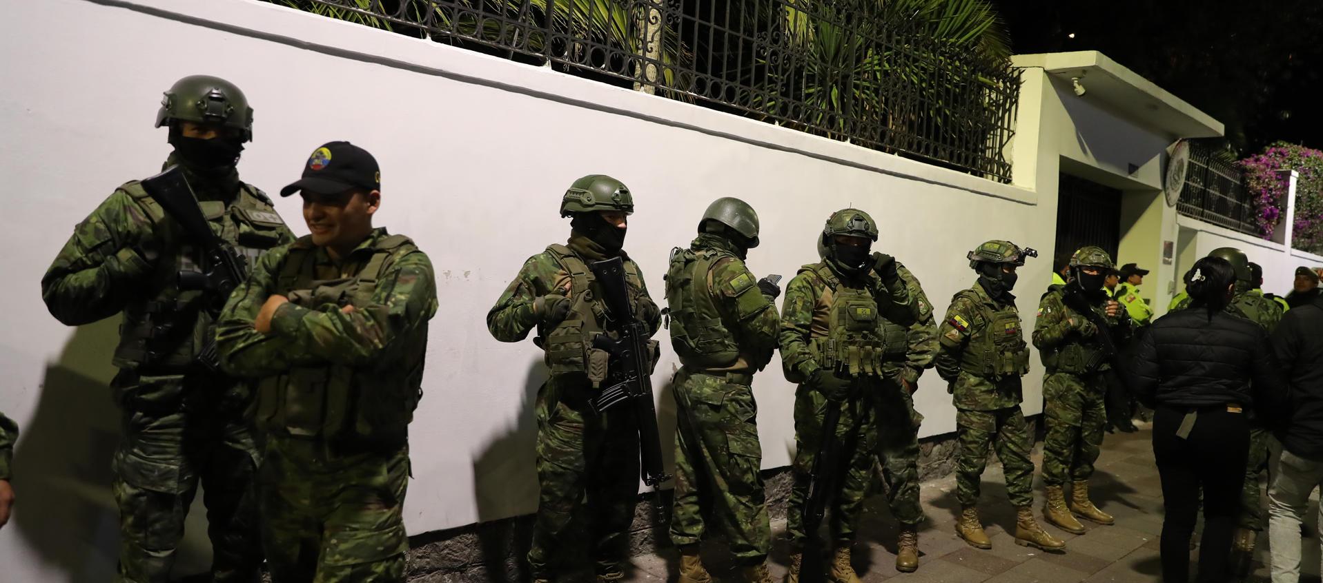 Policías ecuatorianos antes de ingresar a la embajada de México en Quito. 