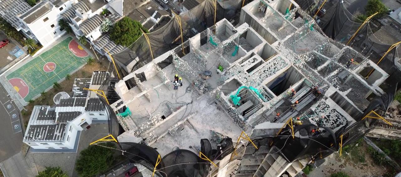 Vista aérea de las obras de demolición del edificio Aquarela de Cartagena