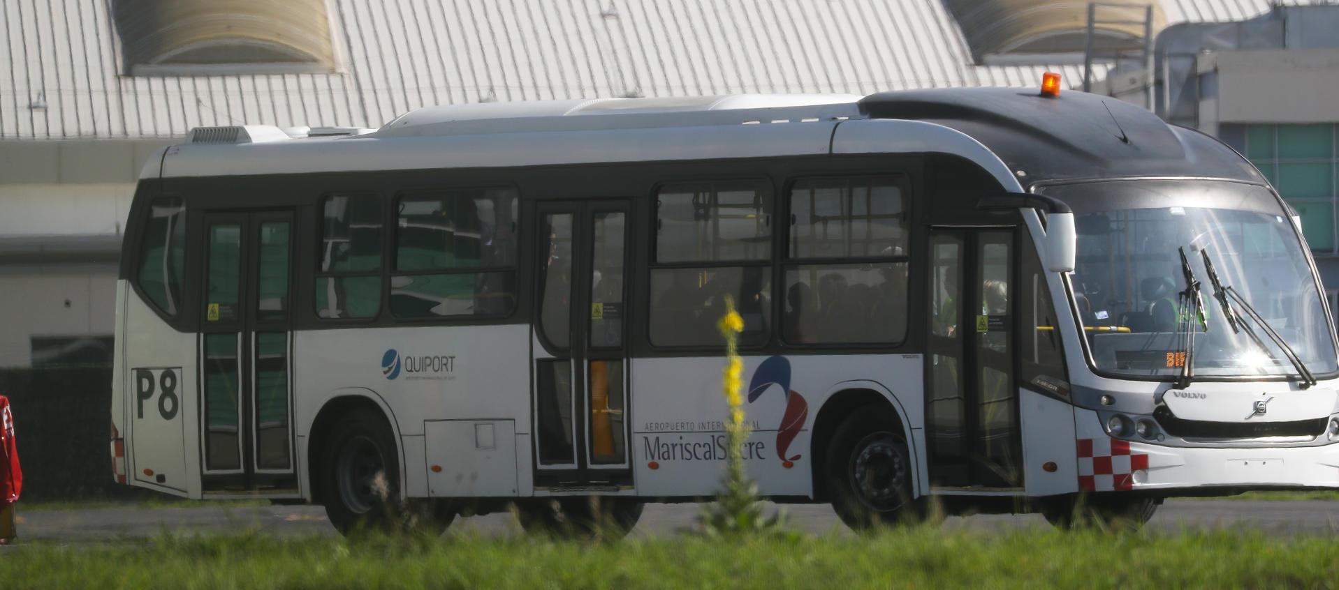 Fotografía del bus que lleva a funcionarios de la Embajada de México en Ecuador hacia el avión en el que retornarán a su país.