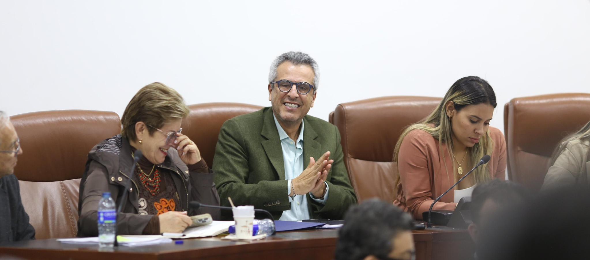 El ministro de Trabajo, Gloria Inés Ramírez, y el ministro de Interior, Luis Fernando Velasco, en la Comisión Séptima de la Cámara.