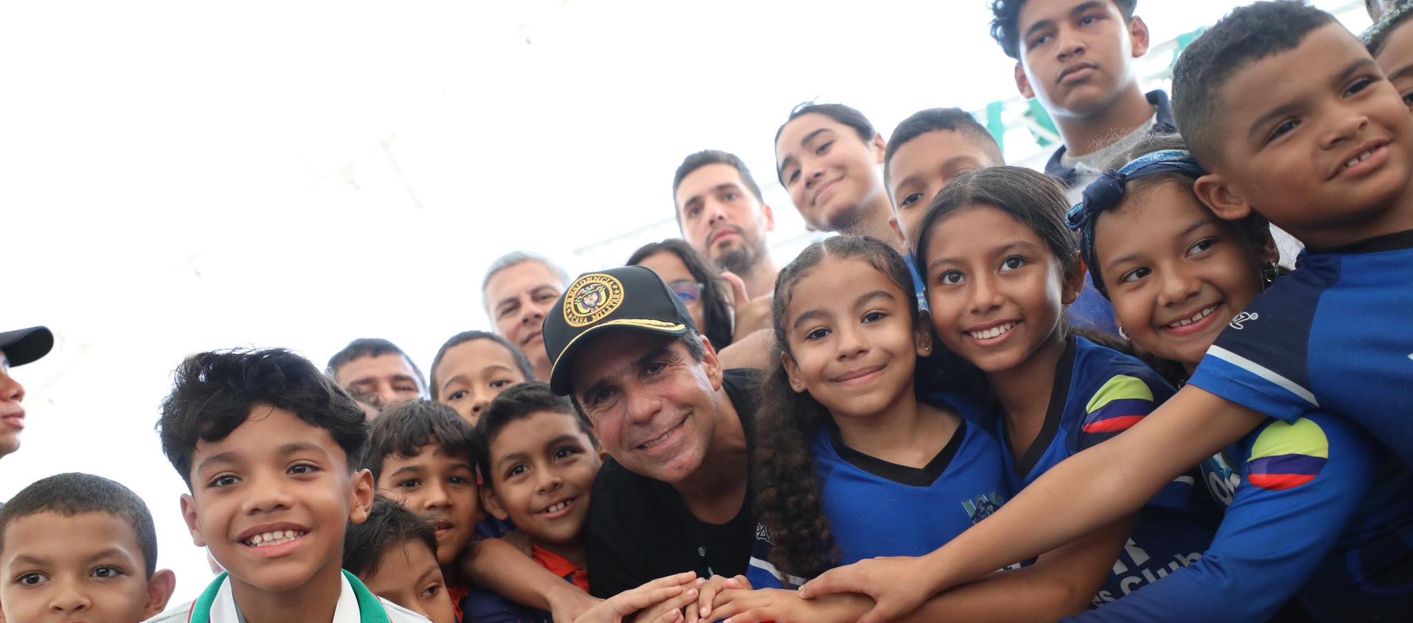 El Alcalde Alex Char con los niños del barrio La Magdalena.