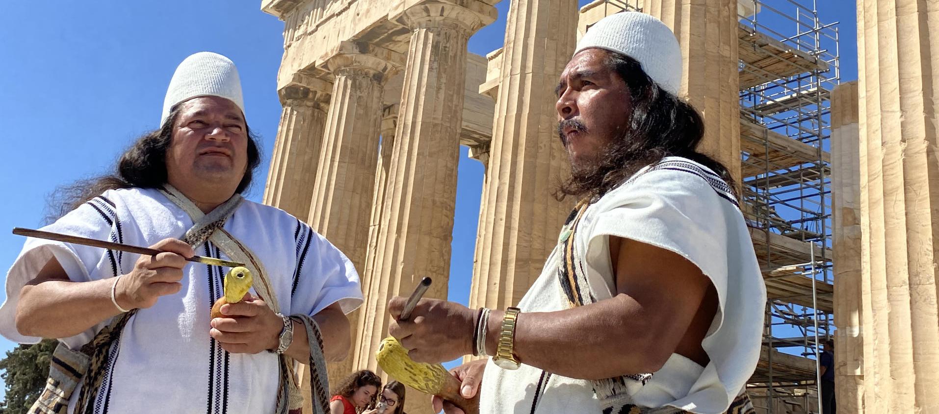 Los líderes arhuacos Noel Torres Izquierdo y Luis Salcedo, frente al templo del Partenón en la Acrópolis de Atenas