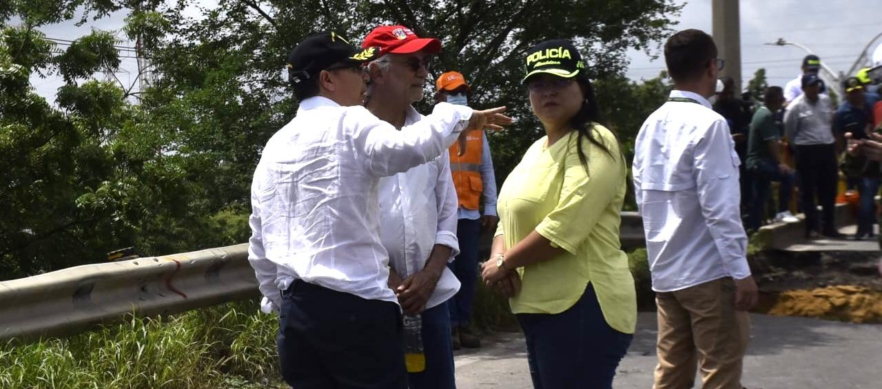 Ministro de Transporte, el Gobernador y la Alcaldesa de Soledad en el sitio de la tragedia