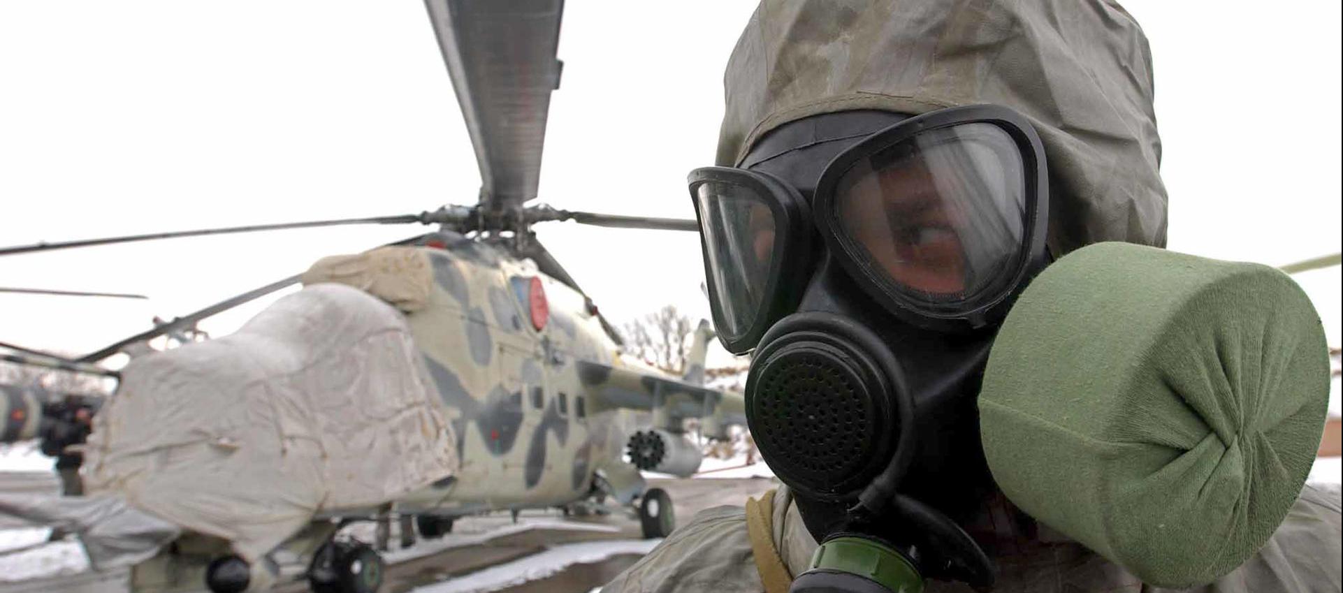 Soldado ucraniano con una máscara antigases durante un entrenamiento militar.