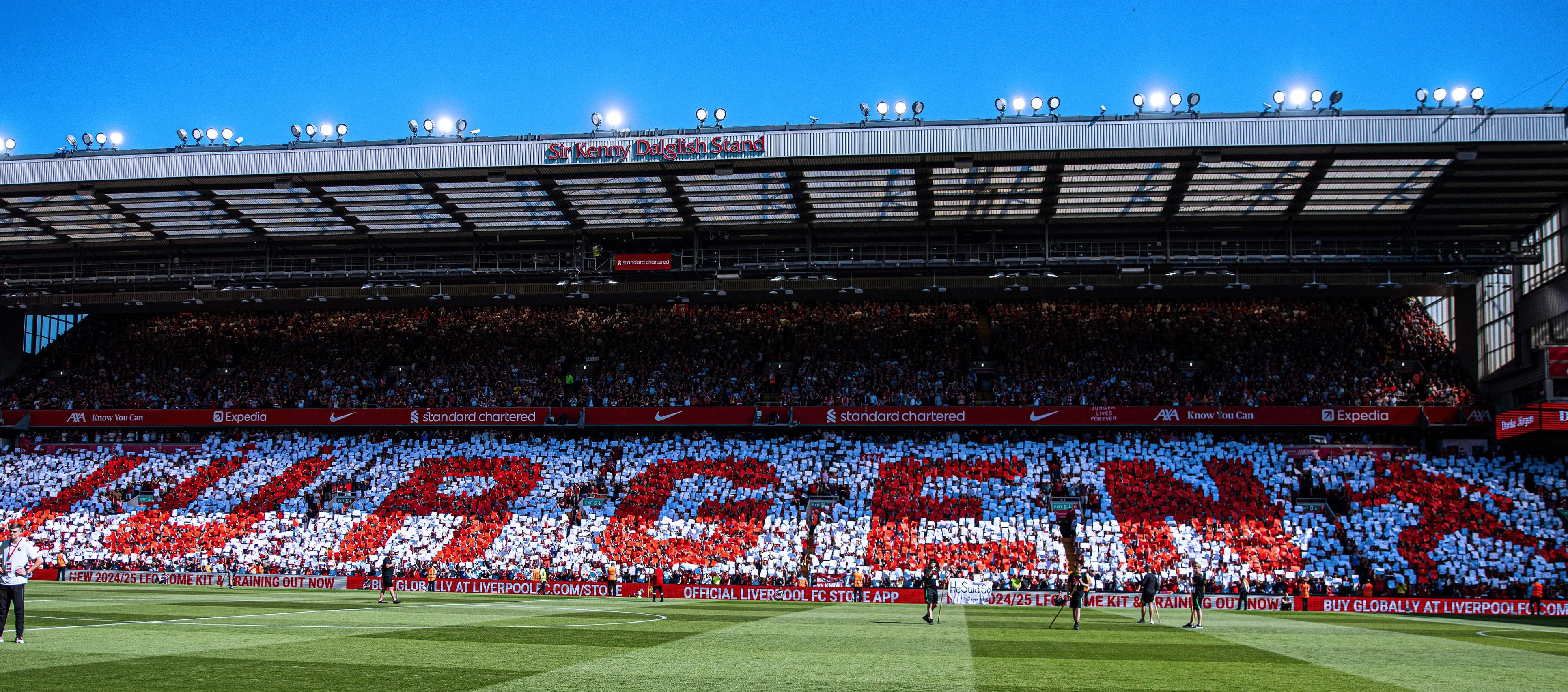 El homenaje en las gradas de Anfield de los aficionados del Liverpool a Jürgen Klopp.