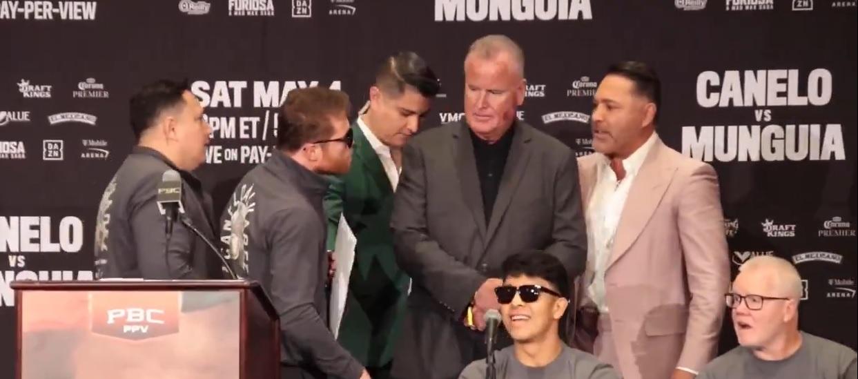 'Canelo' Álvarez por poco se va a las manos con De la Hoya durante la rueda de prensa en Las Vegas. 