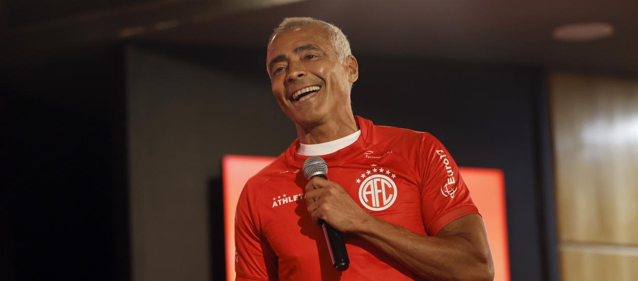 Romario con la camiseta del América de Río de Janeiro, club en el que juega y es presidente. 