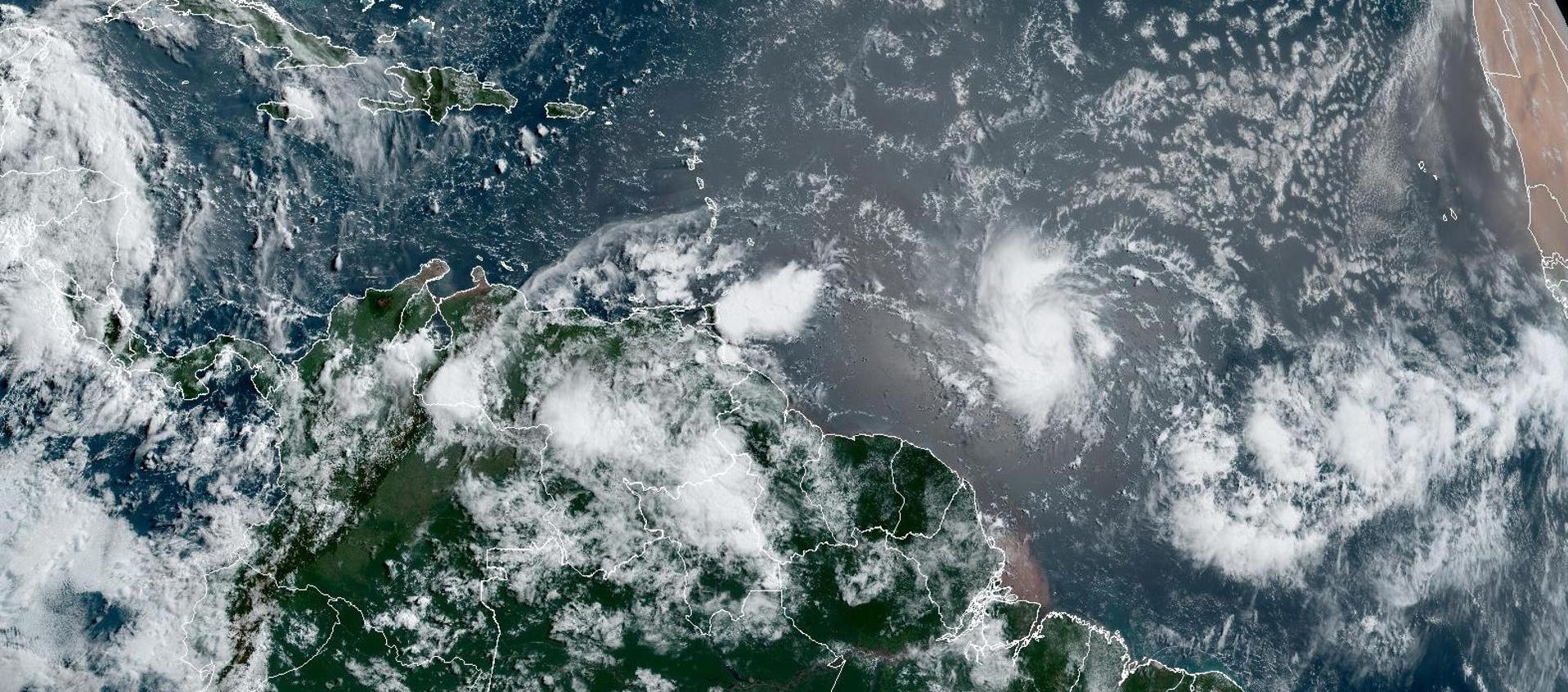 Fotografía satelital de huracán Beryl.
