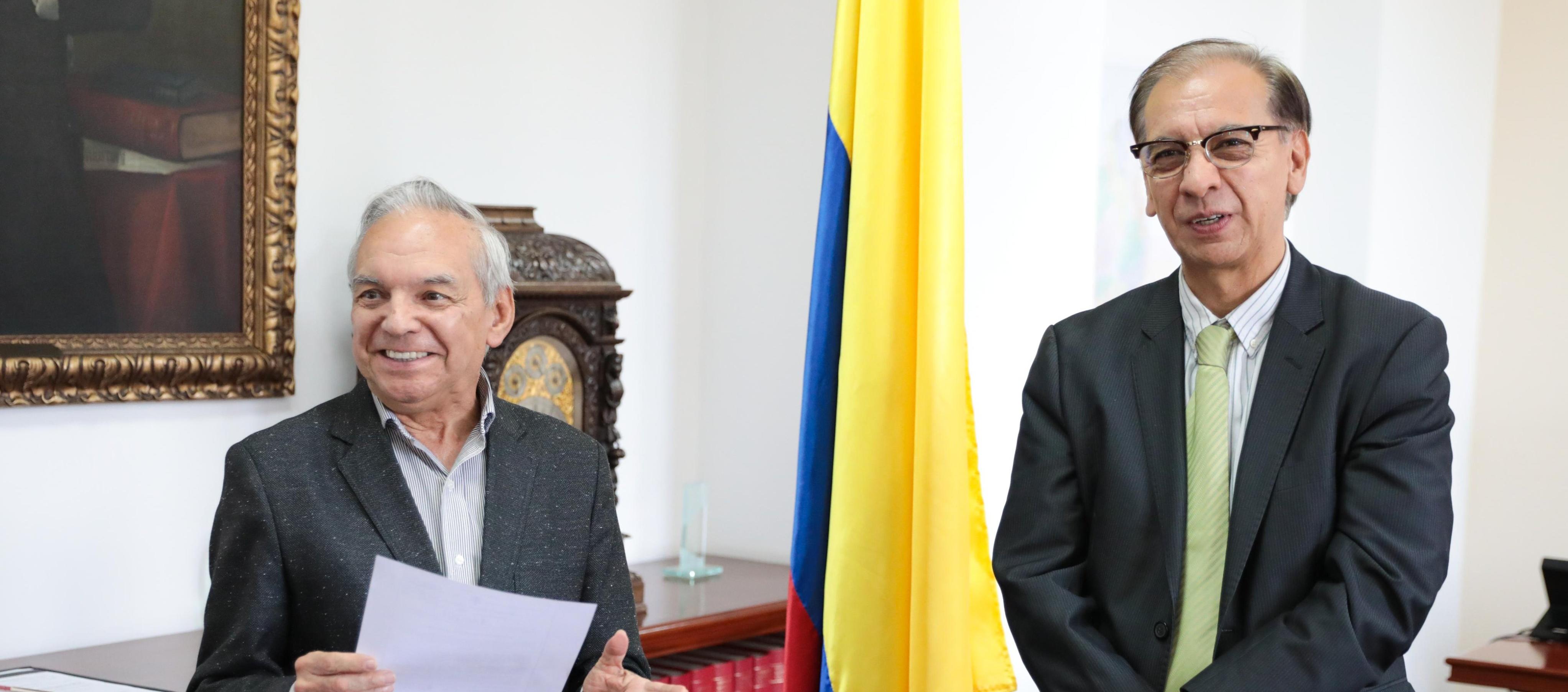 El ministro de Hacienda, Ricardo Bonilla, y el nuevo director de la Dian, Jairo Orlando Villabona.
