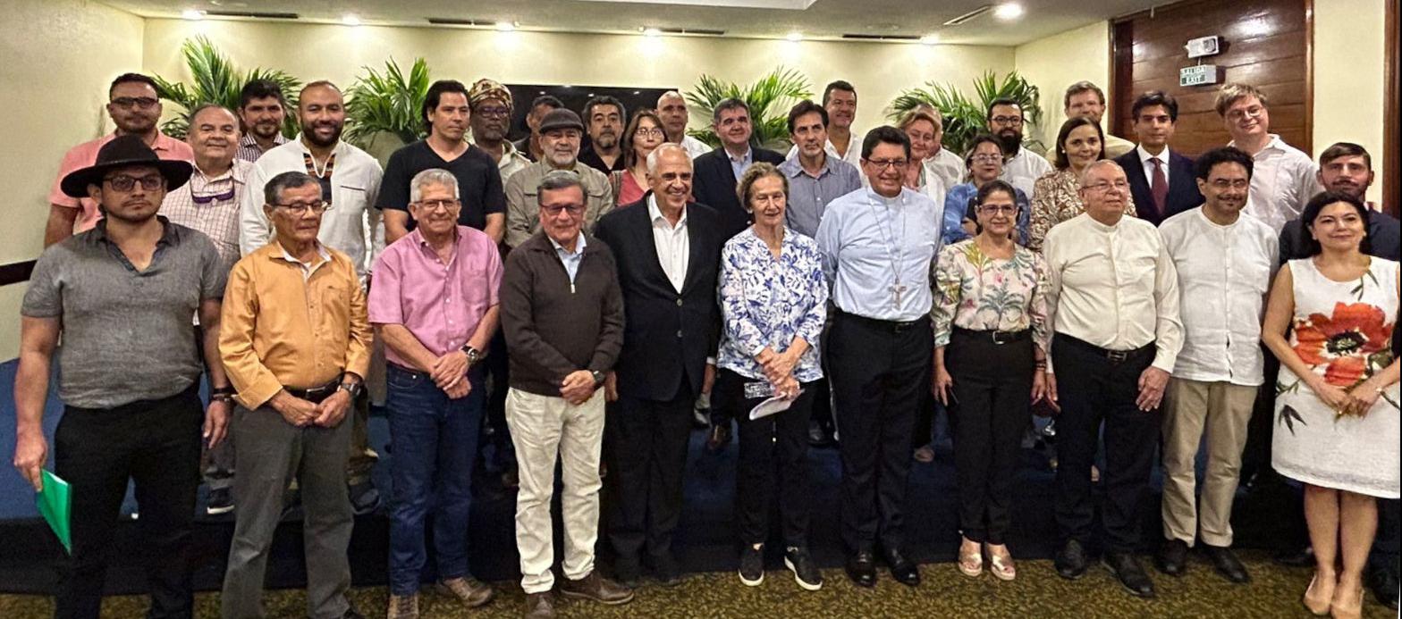 La delegación del Gobierno y del ELN en la reunión de mayo en Caracas