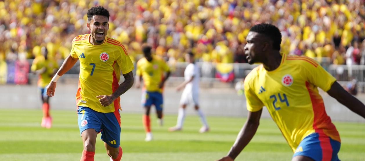 Jhon Córdoba festeja tras marcar el segundo gol de Colombia luego de una asistencia de Luis Díaz.