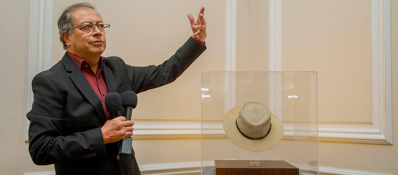 El Presidente Gustavo Petro con el sombrero.