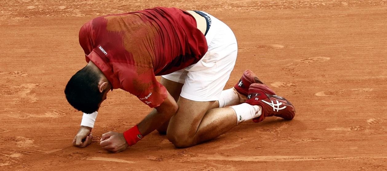 Novak Djokovic se lesionó su rodilla derecha durante el partido contra el argentino Francisco Cerúndolo. 