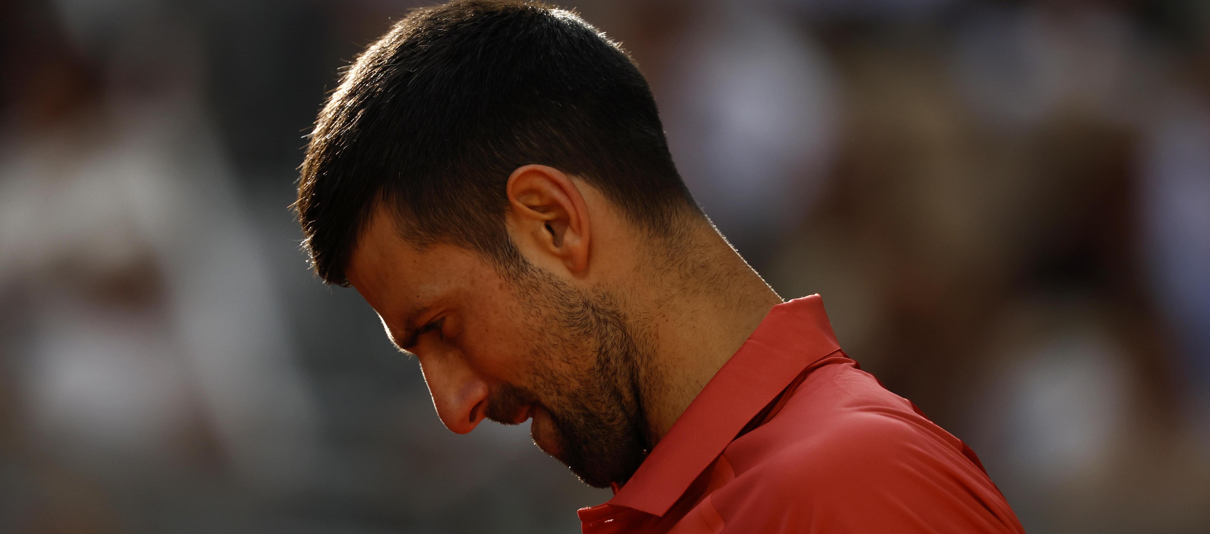 Novak Djokovic se retiró del Roland Garros tras vencer en octavos de final al argentino Francisco Cerúndolo.  