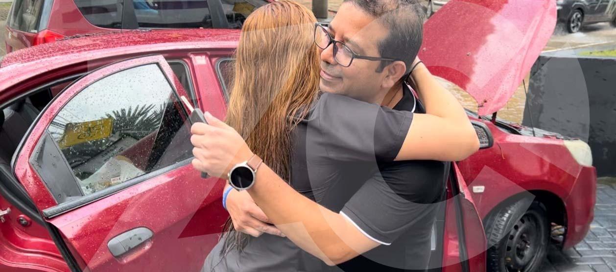 Rafael Martínez abrazando a una de sus hijas.
