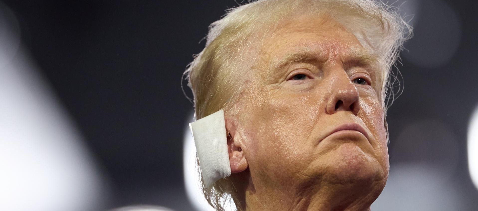 Donald Trump con su oreja derecha vendada. 