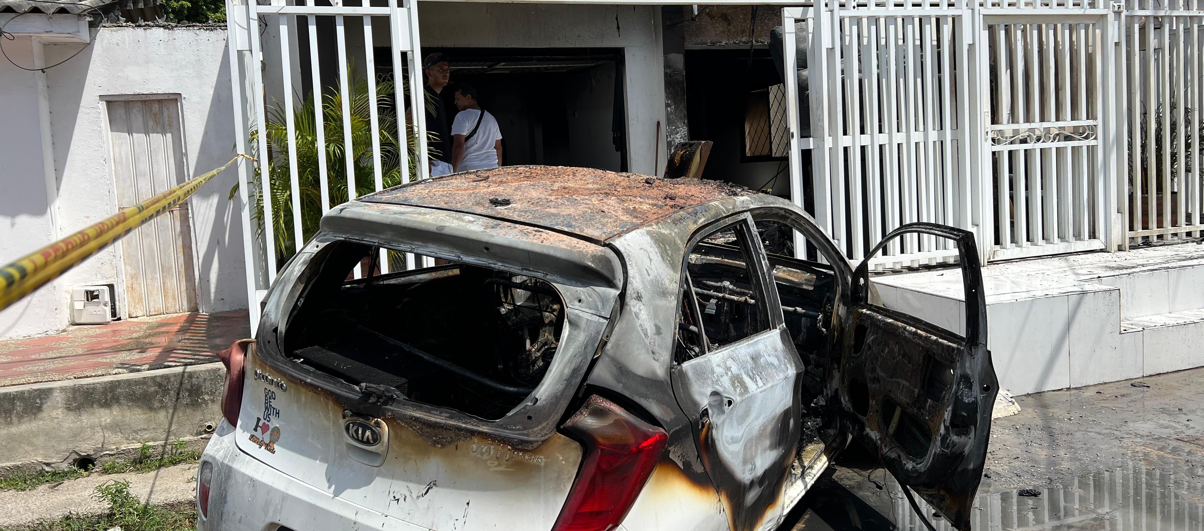 Así quedó el vehículo que se incendió en una vivienda, en Soledad. 