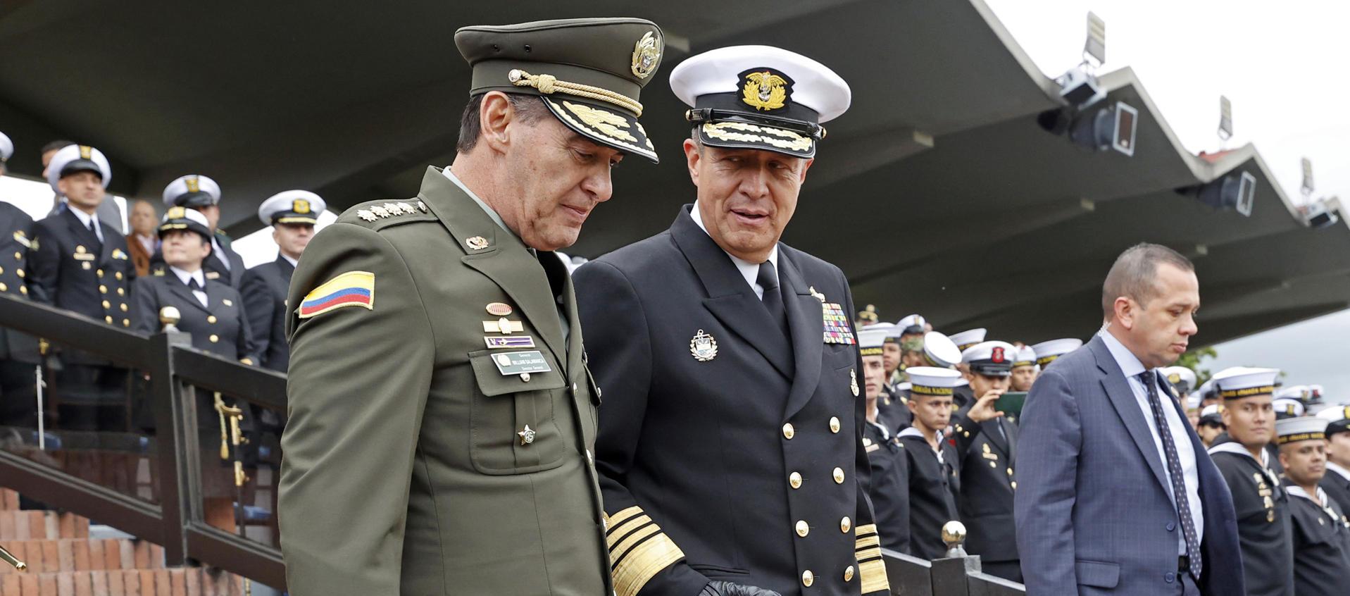 El nuevo comandante de las Fuerzas Militares, almirante Francisco Cubides y el director general de la Policía, William René Salamanca. 