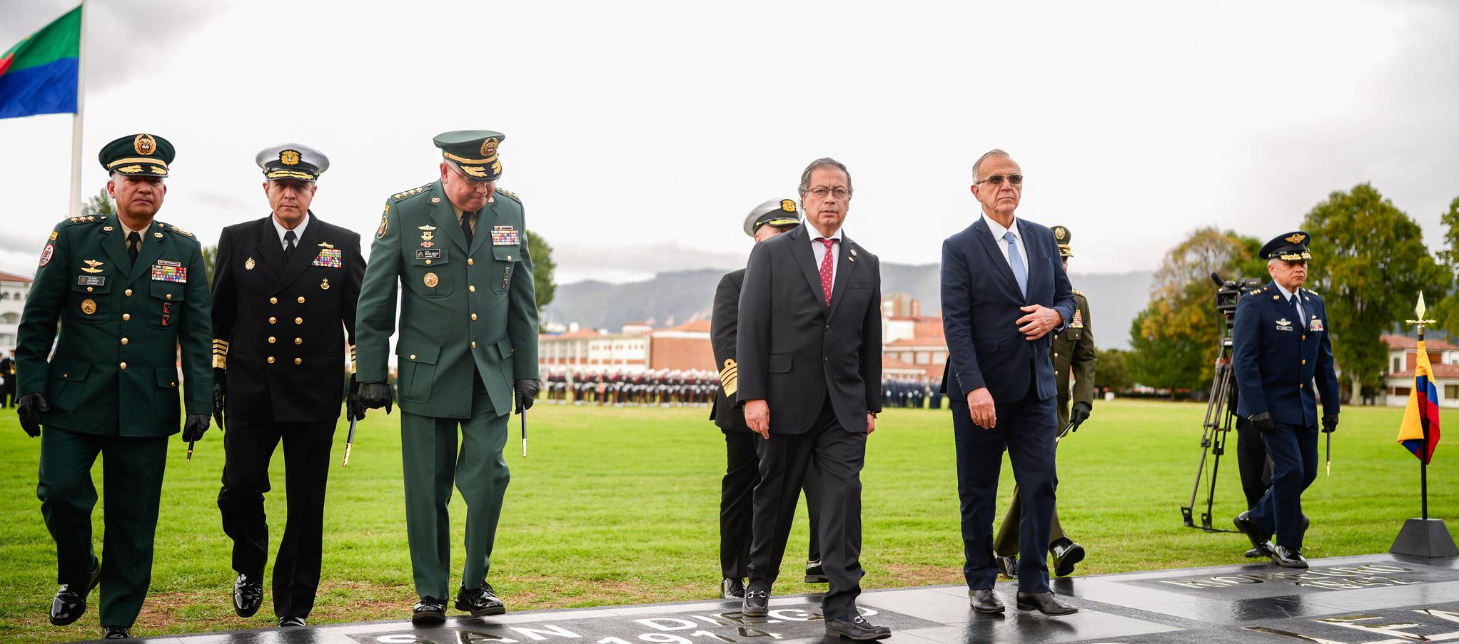 Petro junto al ministro de Defensa, Iván Velásquez, y la cúpula de la Fuerza Pública.