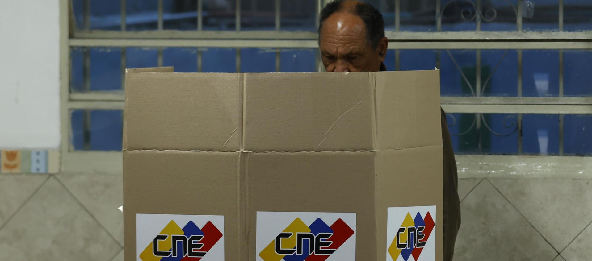 Un puesto de votación ya abierto este domingo en Venezuela. 