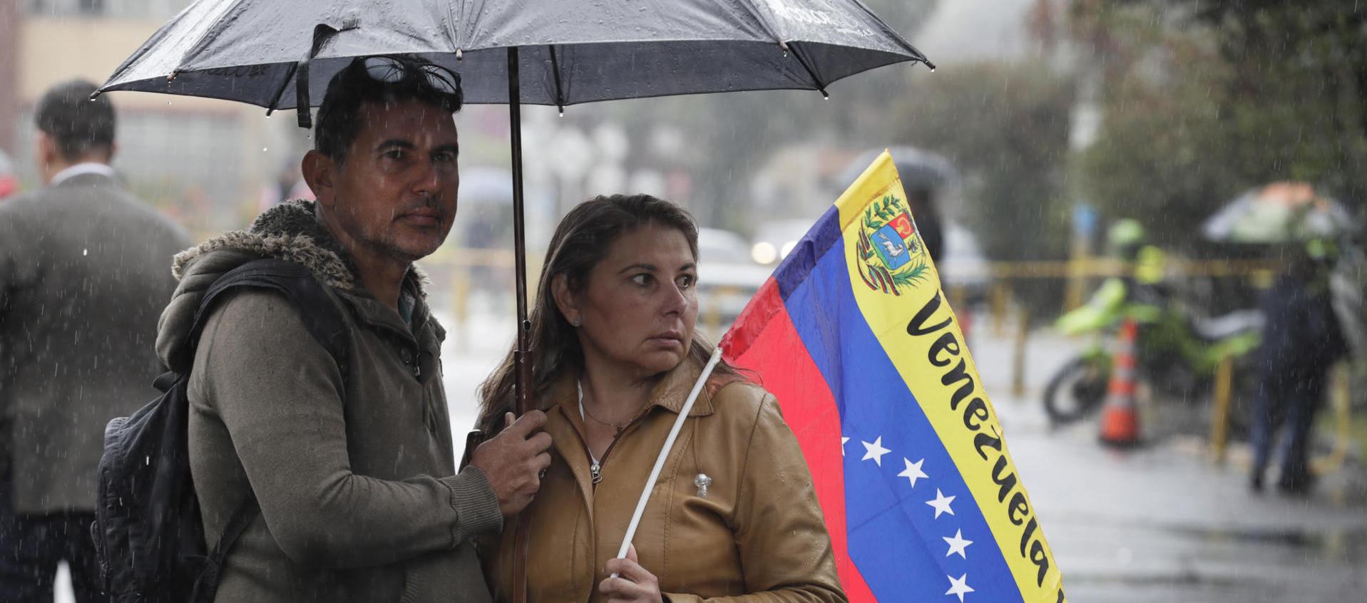 Venezolanos bajo la lluvia en Bogotá. 