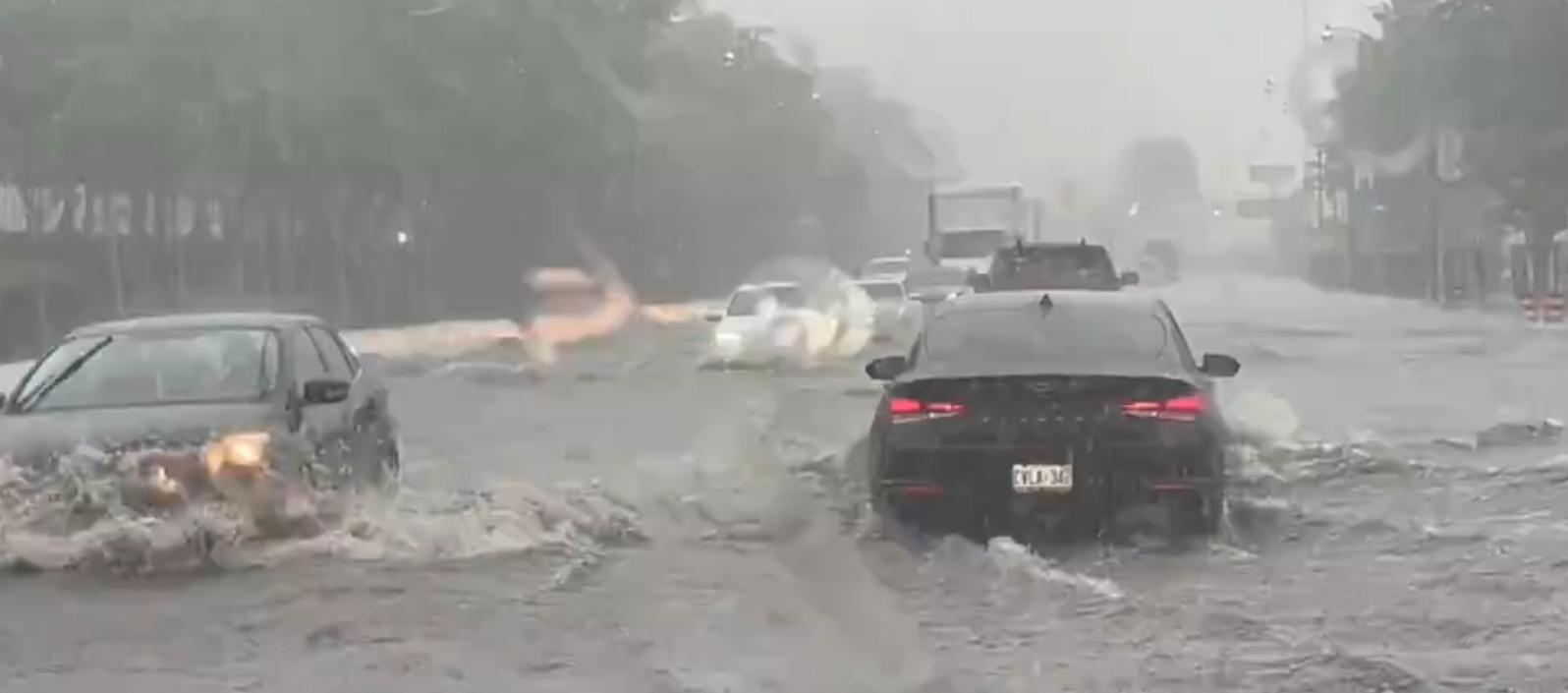 Carros atrapados por la fuerte lluvia.
