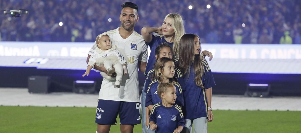 Falcao García acompañado de su esposa e hijos. 