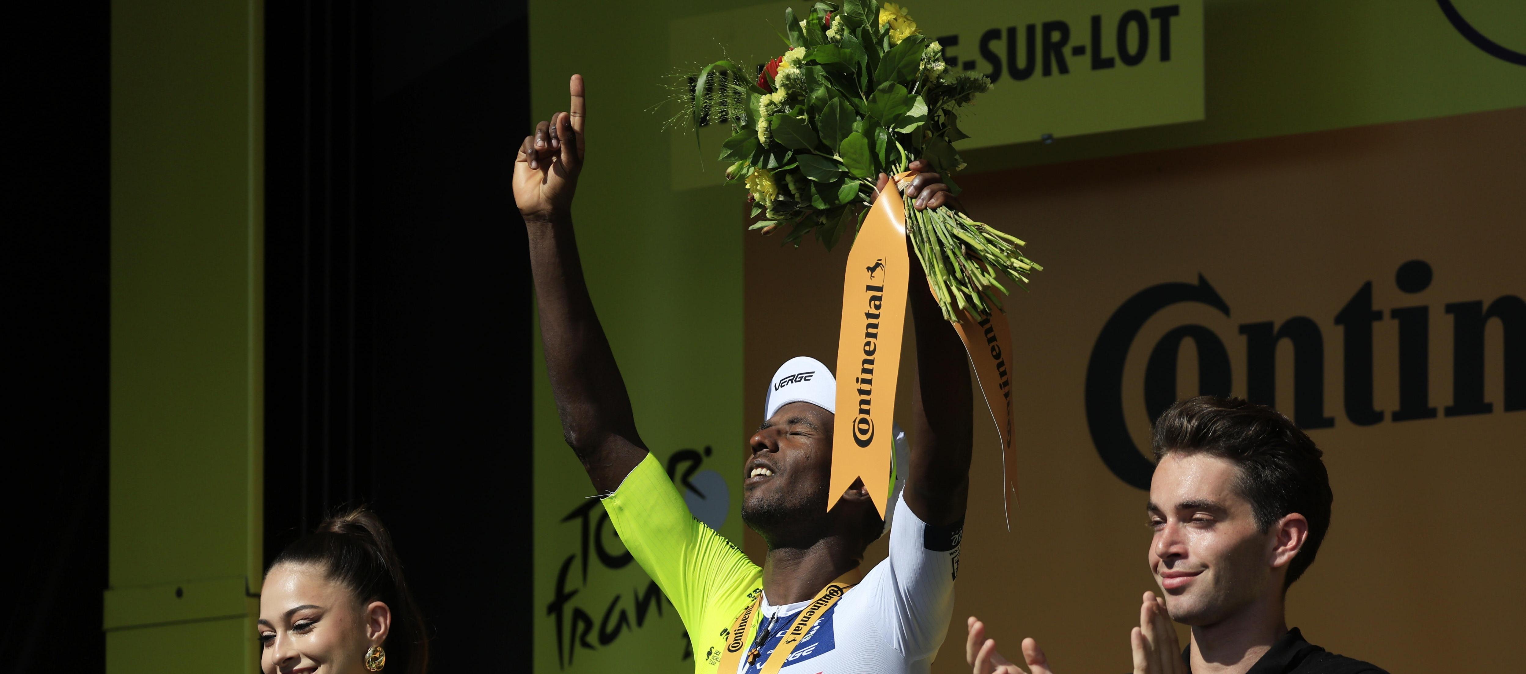 Biniam Girmay celebra su tercera victoria de etapa en el Tour. 