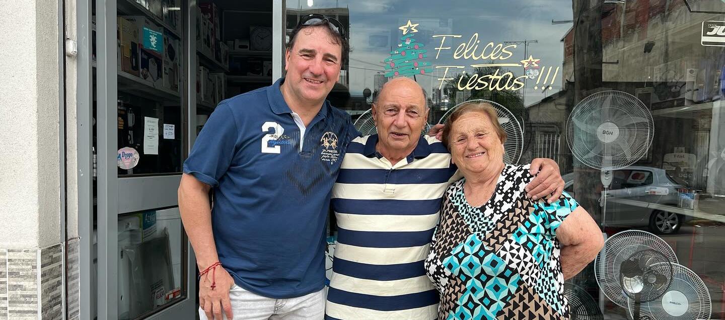 Néstor Lorenzo en una de visitas en Villa Celina. En la foto con su madre, Luisa Gagliardi, y Leonardo Marano, dueño de un almacén de electrodomésticos.