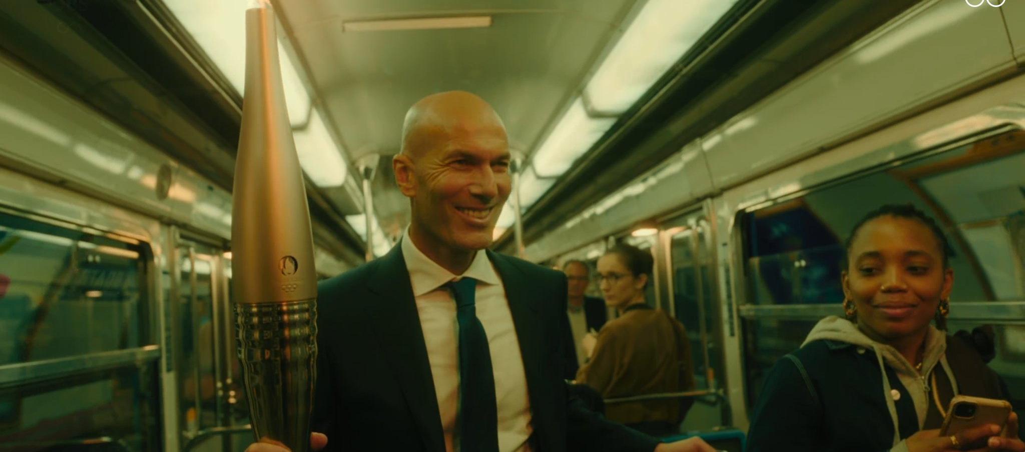 Zidane en el video con la antorcha en el metro de París.