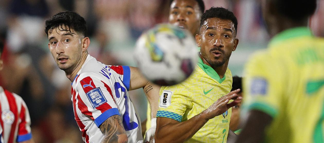 Gustavo Velázquez y Danilo durante el partido Paraguay-Brasil, en Asunción.