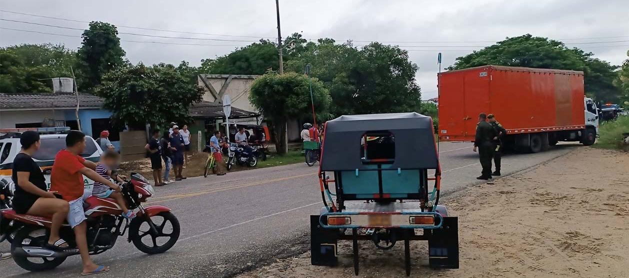 El motociclista quedó debajo del furgón de color salmón. 