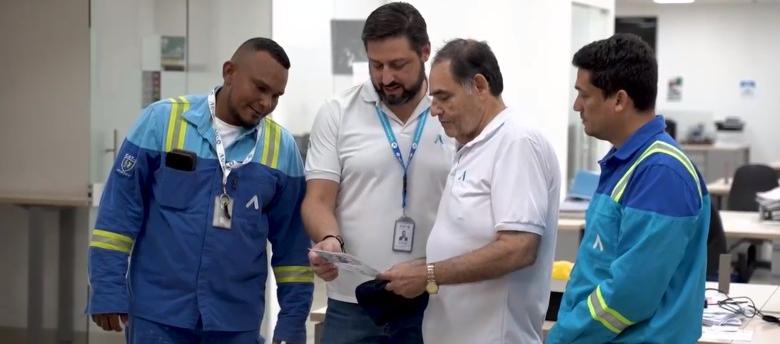 El Agente Interventor Carlos Diago revisando las facturas de Air-e.