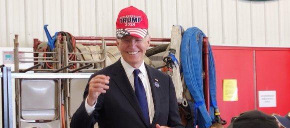 Joe Biden con la gorra de la campaña de Trump.