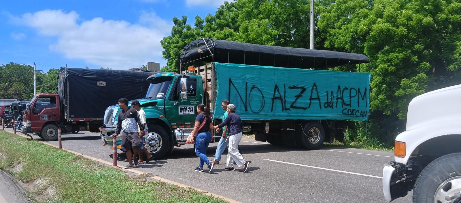 Bloqueo en la Vía Oriental, en Atlántico, en el marco del paro de camioneros.