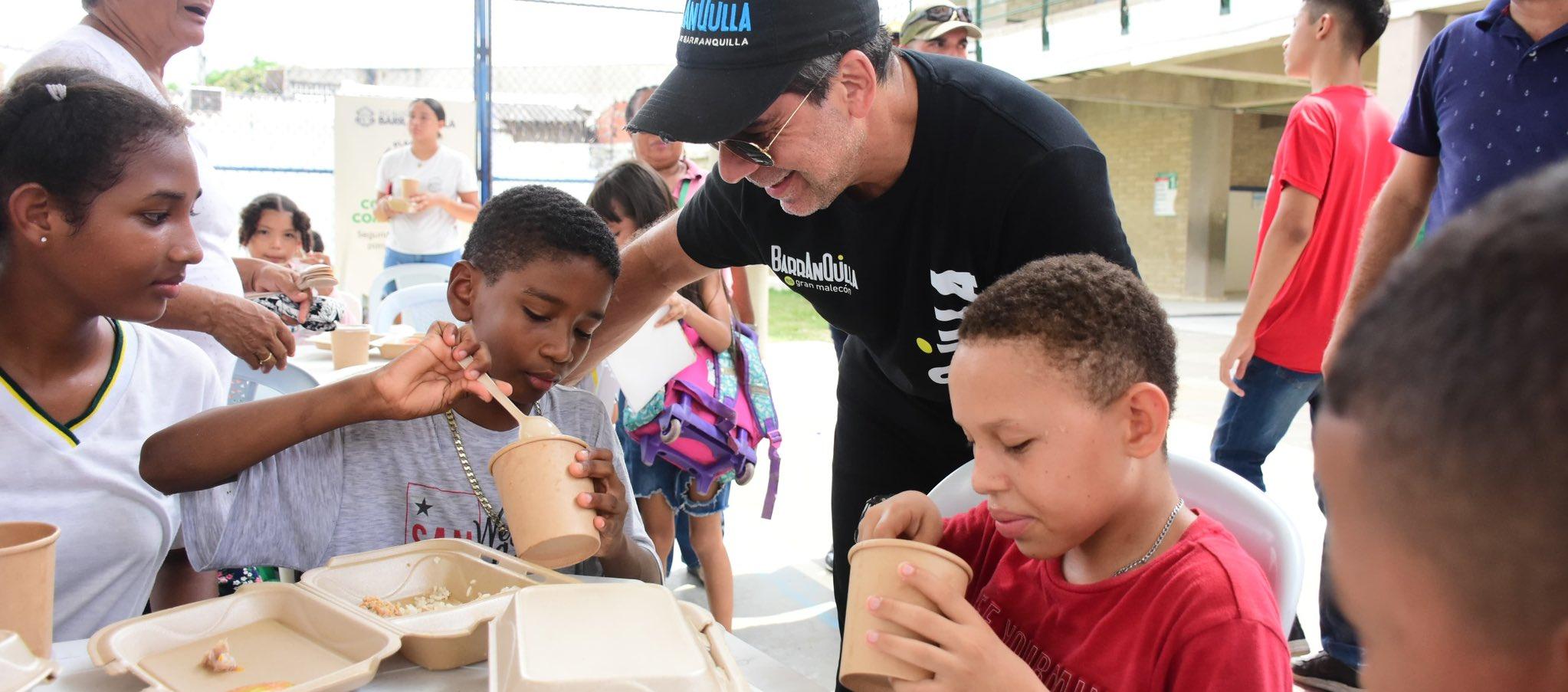 Alejandro Char con los niños beneficiados.