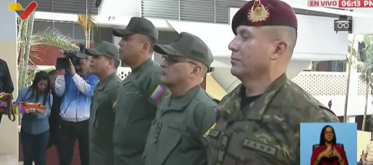 Los militares en el acto en que fueron condecorados por Nicolás Maduro. 