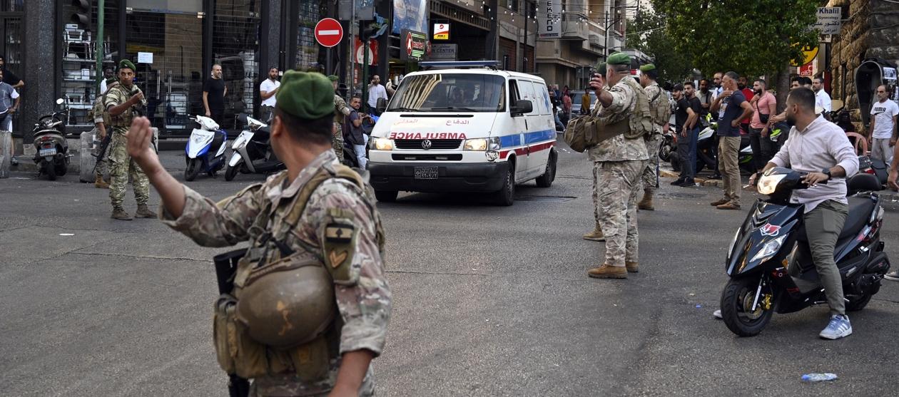 Ambulancia llega al Centro Médico de la Universidad Americana de Beirut (AUBMC) después de la explosión simultánea.