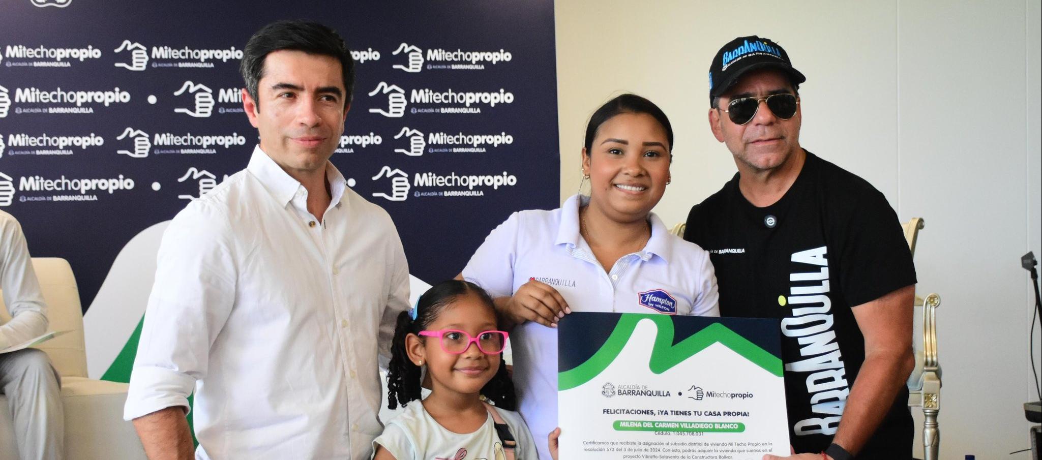 Alcalde Char junto a beneficiarios del programa 'Mi Techo Propio'.