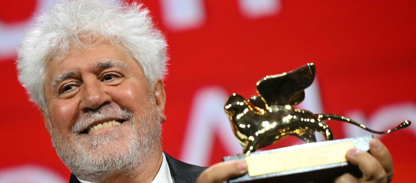 Pedro Almódovar sonríe al recibir el premio león de Oro. 