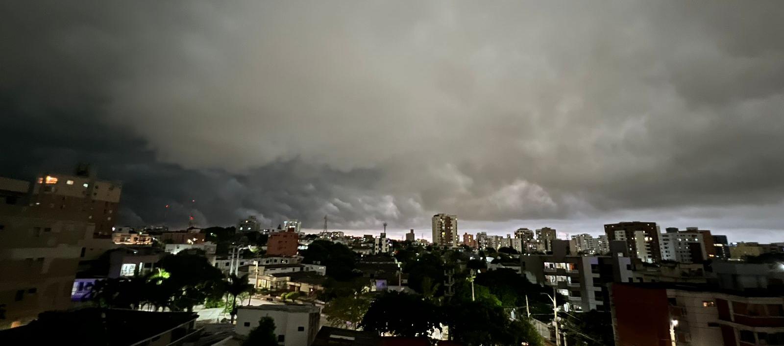 Las fuertes lluvias y vientos de esta tarde en Barranquilla. 